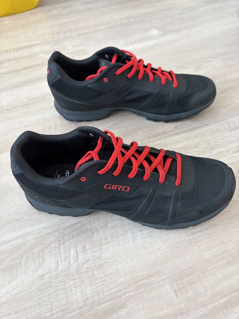 Cyklistické tretry Giro Gauge Black/Bright Red vel 44