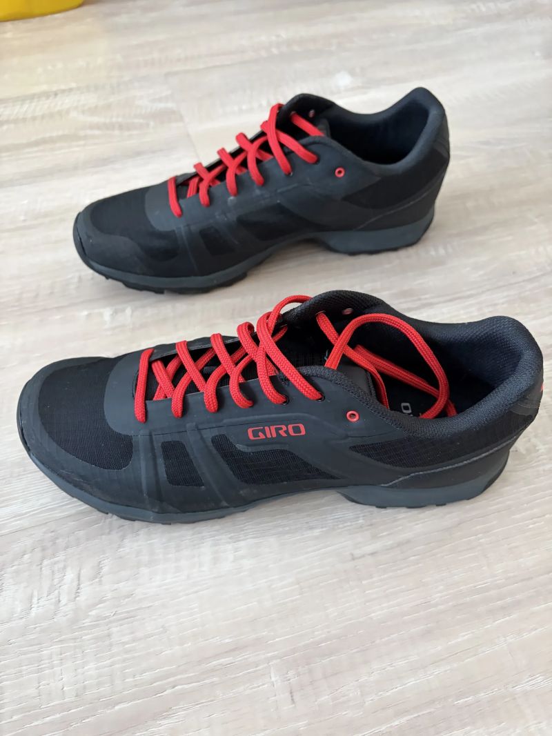 Cyklistické tretry Giro Gauge Black/Bright Red vel 44