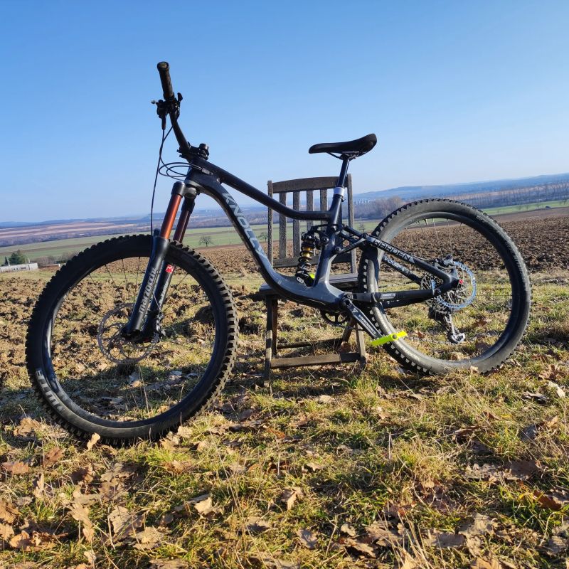 Knolly Warden 4byfour karbonové celoodpružené kolo enduro 