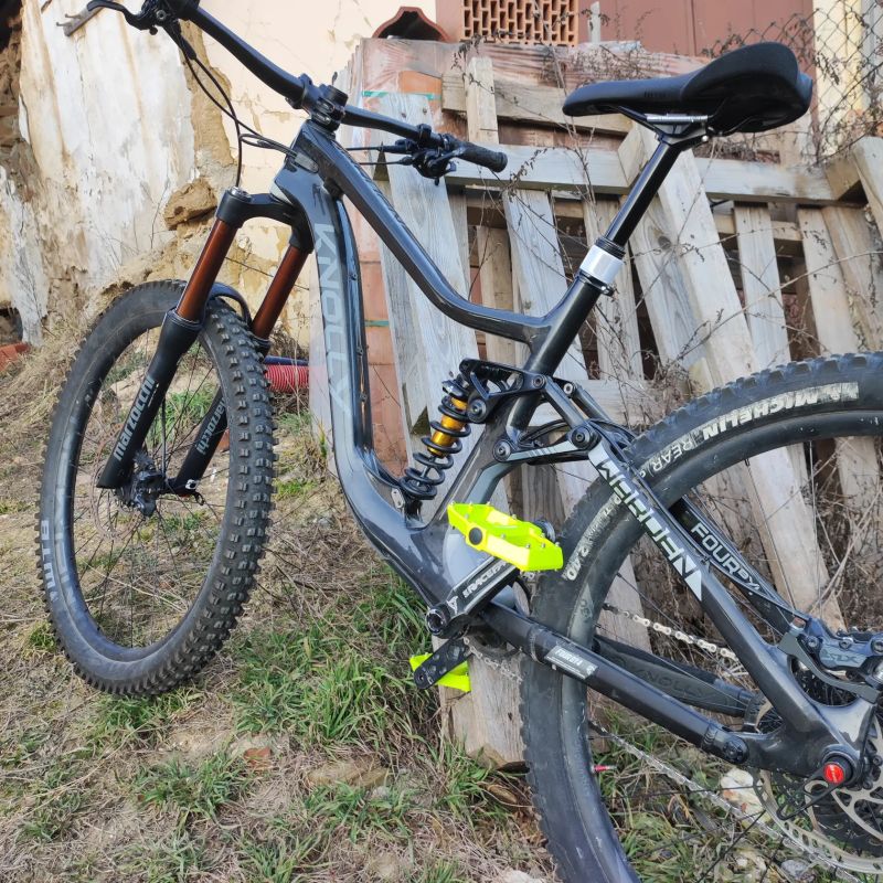 Knolly Warden 4byfour karbonové celoodpružené kolo enduro 