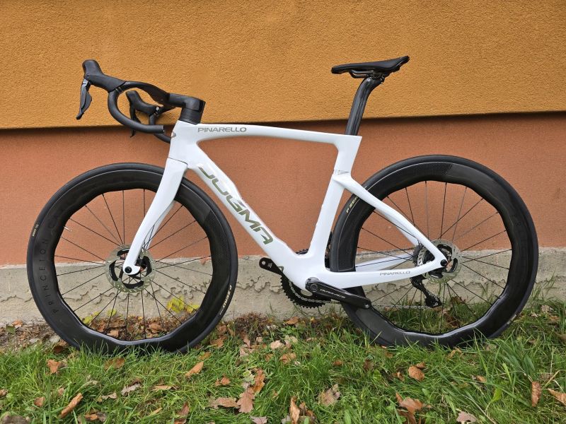 Pinarello dogma F 2025