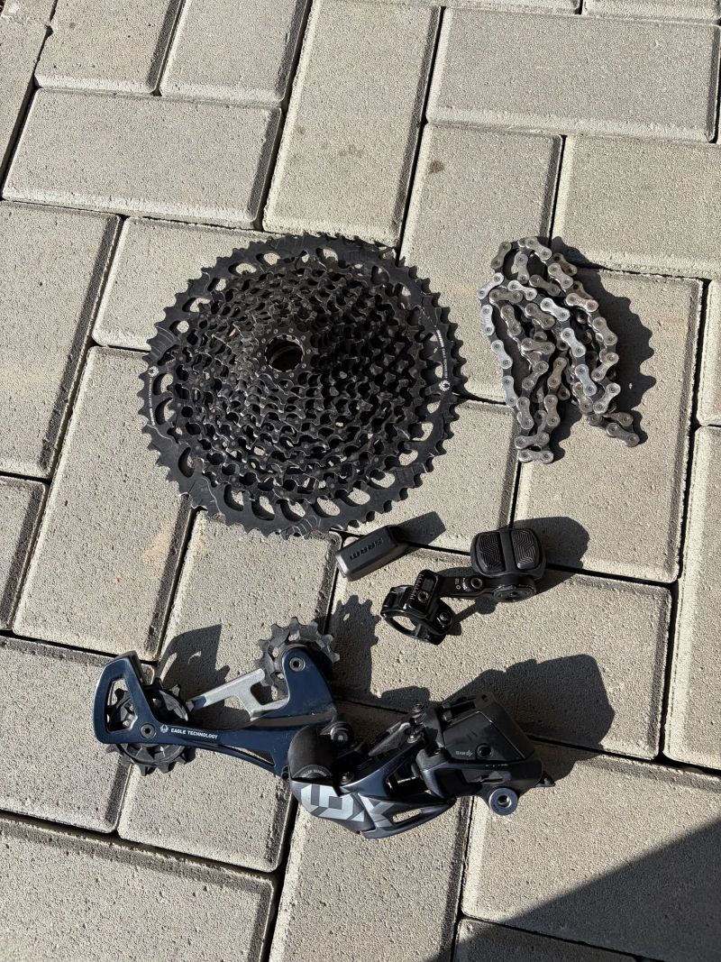 Sram X01 hazka, kazeta, řetěz, nabíječka