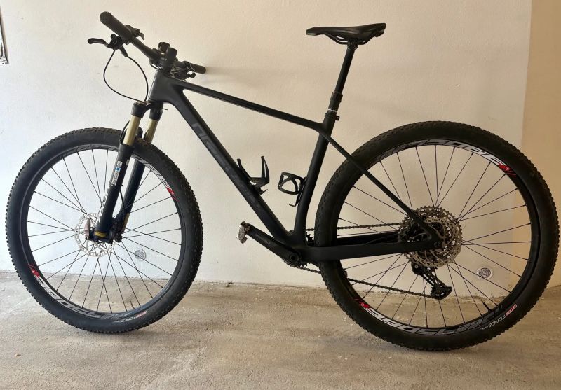 Skvělé karbonové ultra lehké závodní kolo, 29",M rám s teleskop.sedlovkou