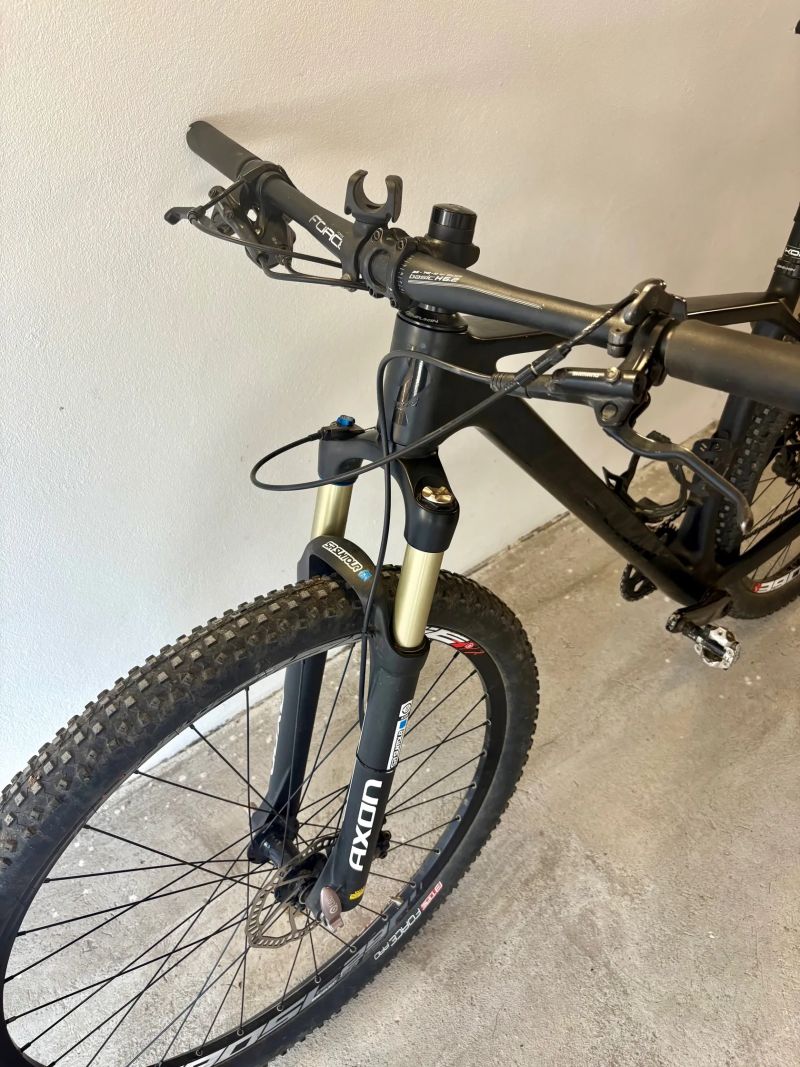 Skvělé karbonové ultra lehké závodní kolo, 29",M rám s teleskop.sedlovkou