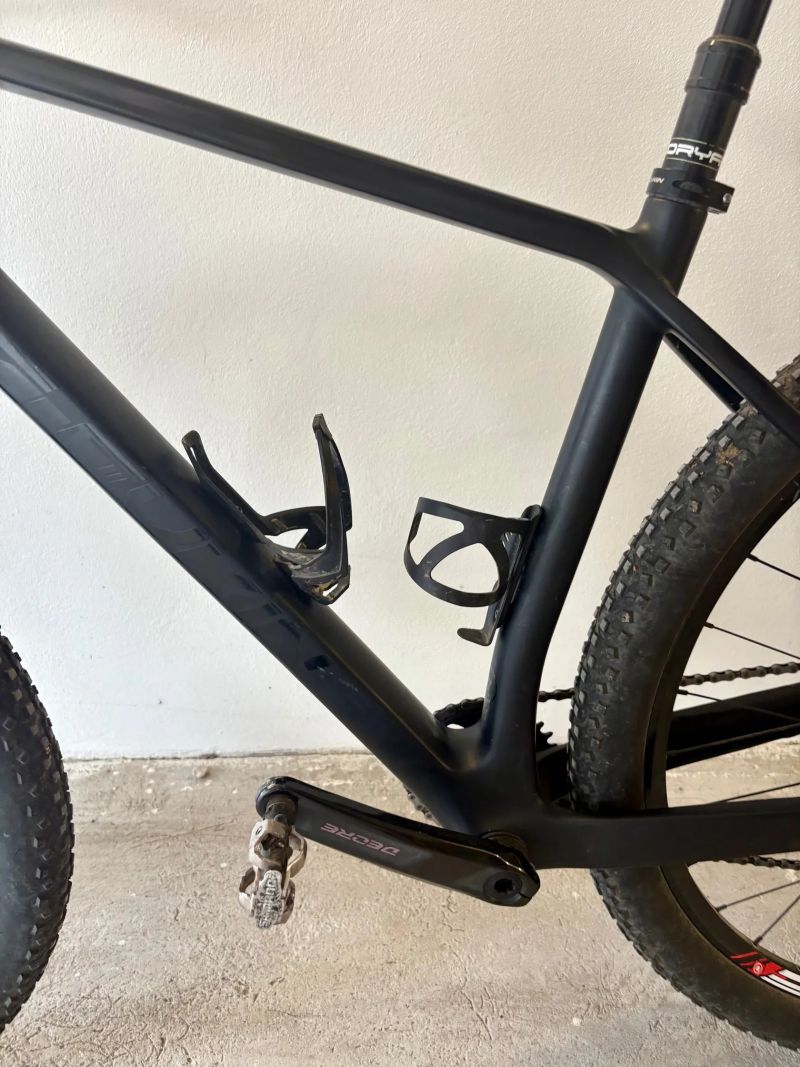 Skvělé karbonové ultra lehké závodní kolo, 29",M rám s teleskop.sedlovkou