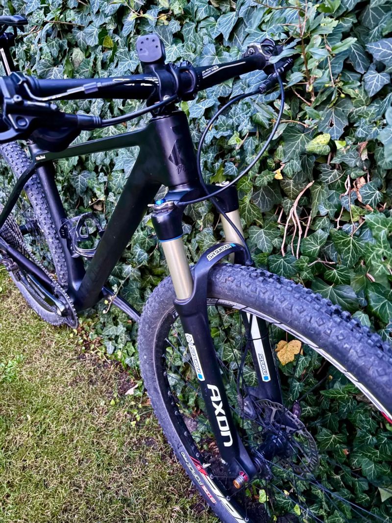 Skvělé karbonové ultra lehké závodní kolo, 29",M rám s teleskop.sedlovkou