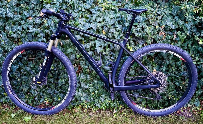 Skvělé karbonové ultra lehké závodní kolo, 29",M rám s teleskop.sedlovkou