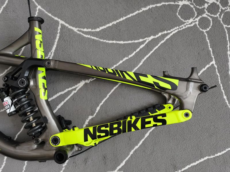 NS Bike Snabb E1 + tlumič Rock Shox Vivid RC2