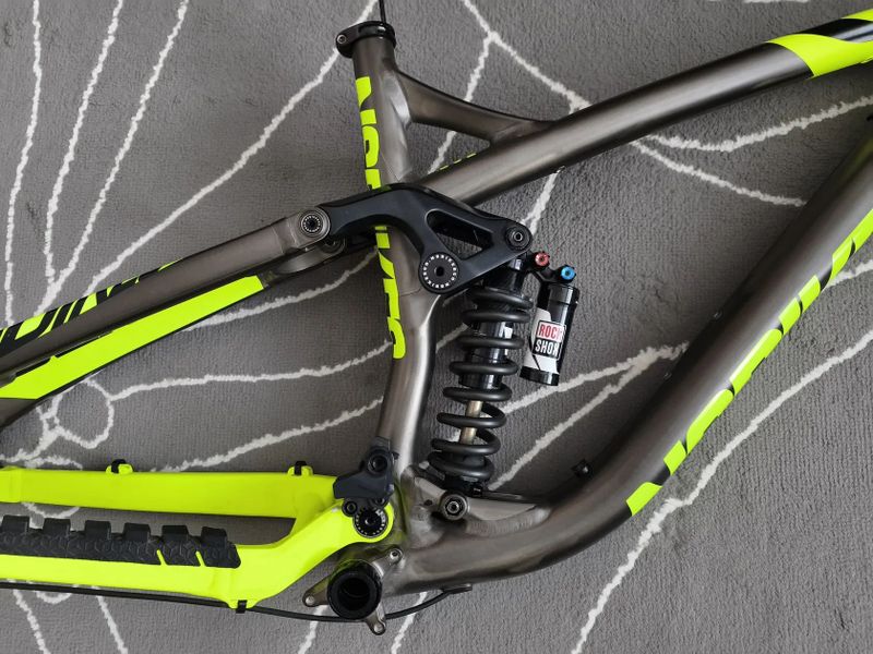 NS Bike Snabb E1 + tlumič Rock Shox Vivid RC2