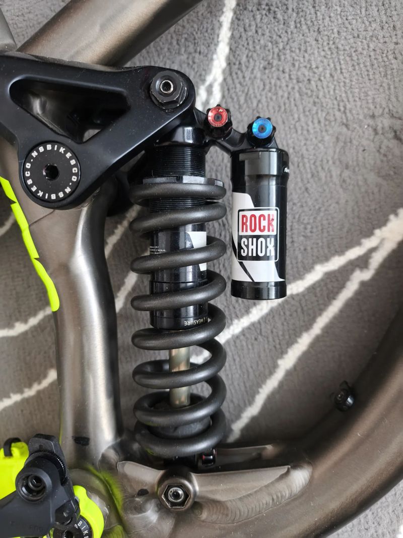 NS Bike Snabb E1 + tlumič Rock Shox Vivid RC2