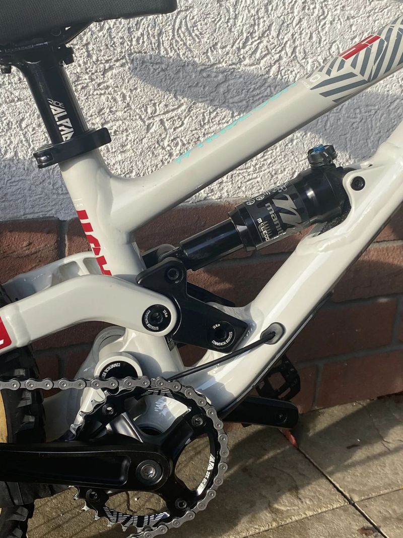 Commencal Clash 20 a Naloo Mountain Jack20, top dětská celopéra