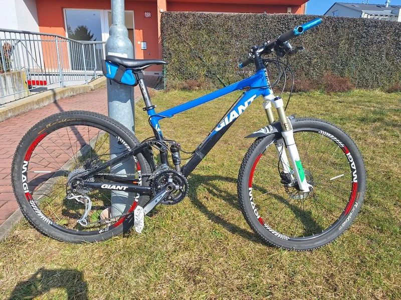 Pohodlné celoodpružené horské kolo pro nižší postavy Giant Anthem X2