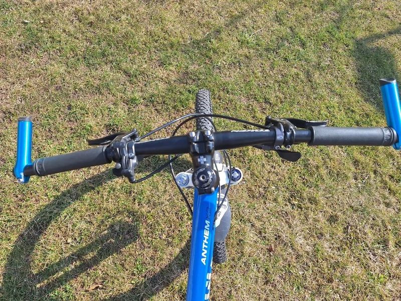 Pohodlné celoodpružené horské kolo pro nižší postavy Giant Anthem X2