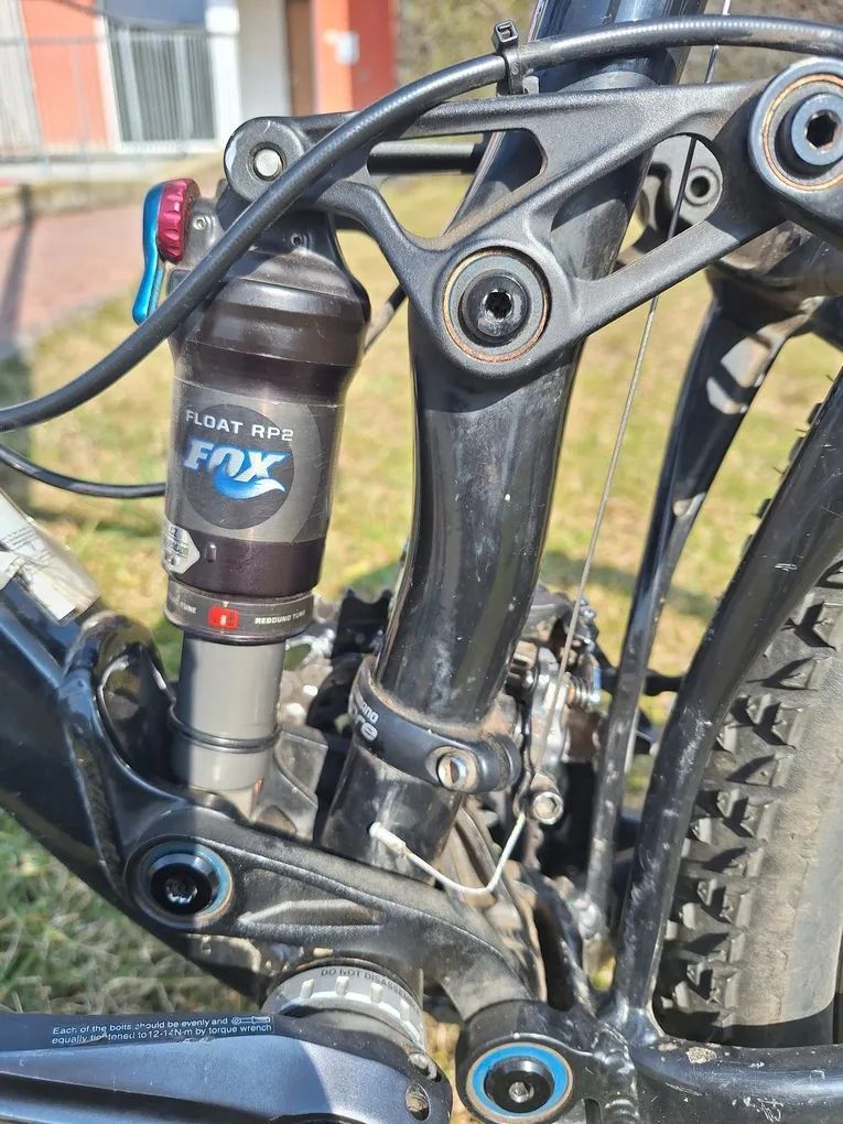 Pohodlné celoodpružené horské kolo pro nižší postavy Giant Anthem X2