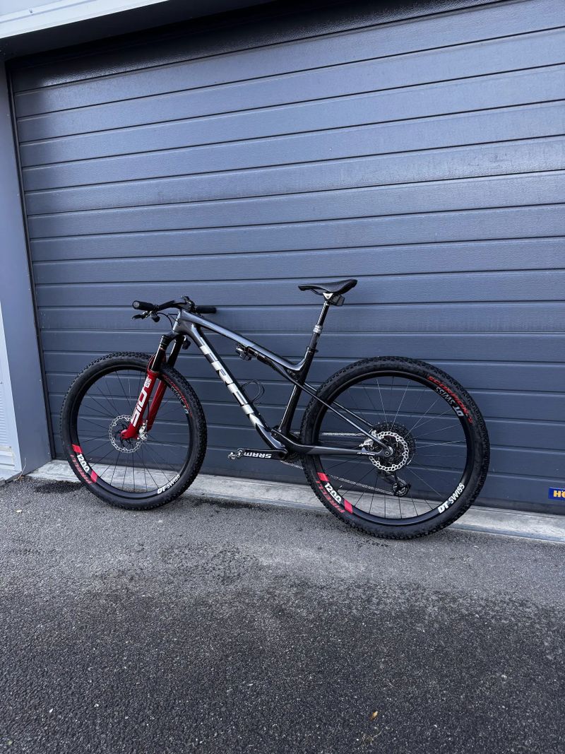 Trek Supercaliber SLR Gen 2 flight attendant vel. L