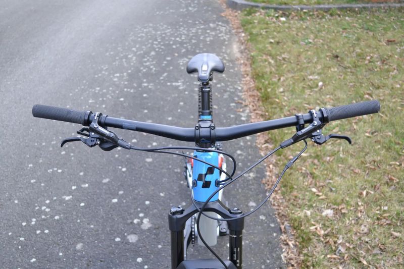 Cube AMS 100 C:68 Race Carbon 29 (L) Top stav