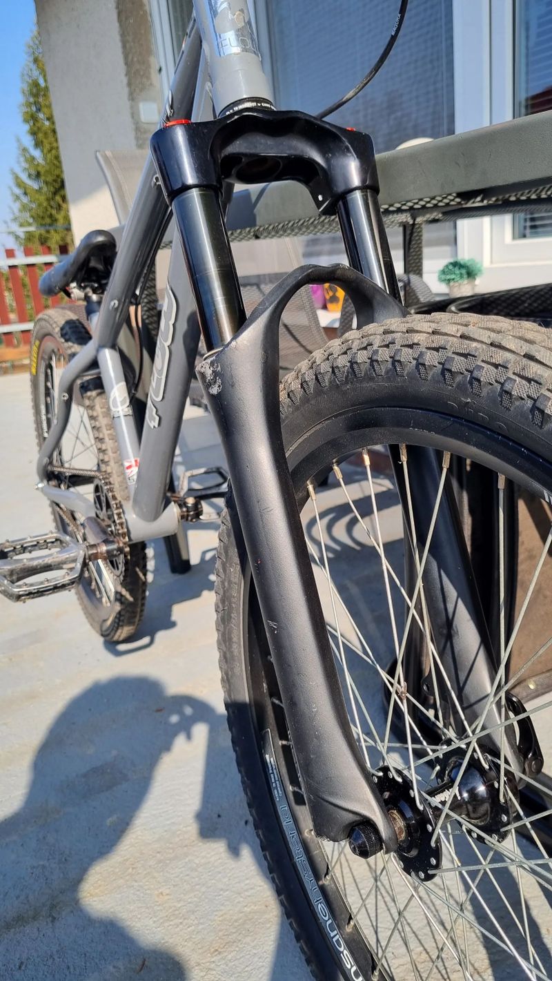 Dirt kolo Flow Drift