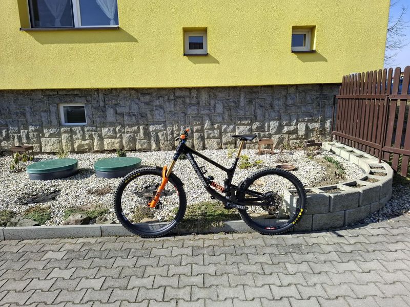 Nukeproof Giga 297 karbon Custom .