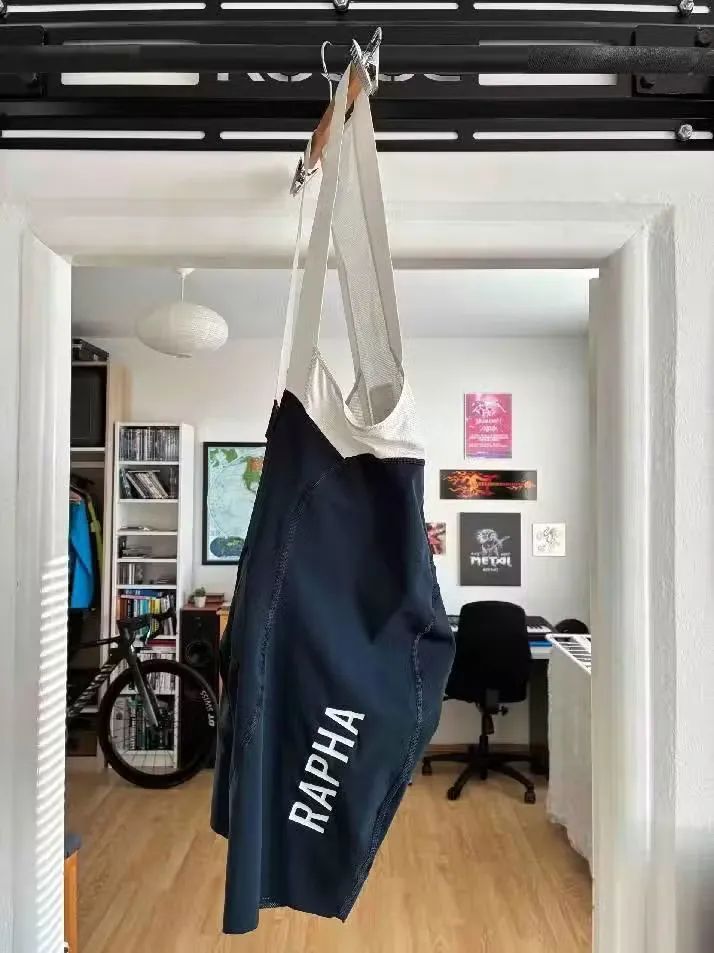 Prodám špičkové zánovní šortky Rapha Men's Pro Team Bib Shorts III - Regular - Carbon / SLEVA 50%