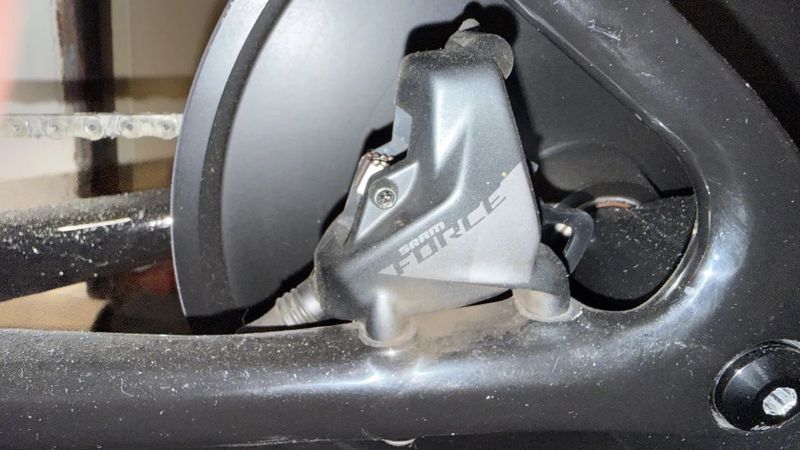 SRAM Red AXS D1 páky + SRAM Force AXS D1 flat mount třmeny