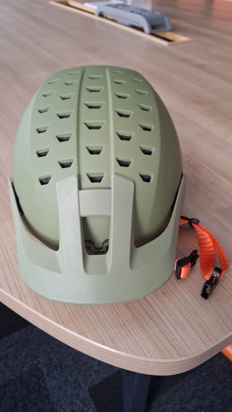 Prodám přilbu Dynafit TLT zelená oranžová