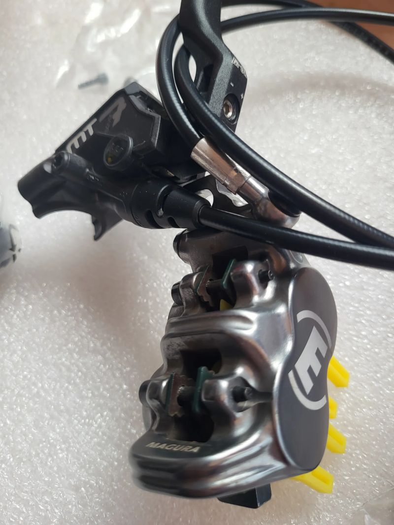 Brzdy Magura MT 7 včetně 2 ks kotoučů 203 mm