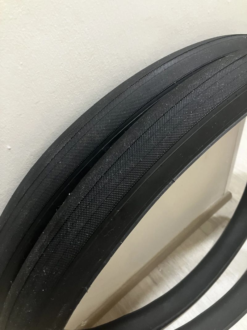 Nové Maxxis Re-Fuse, tubeless, 700x40c + bezdušové ventilky