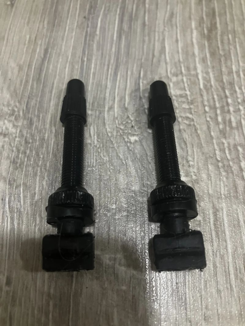 Nové Maxxis Re-Fuse, tubeless, 700x40c + bezdušové ventilky