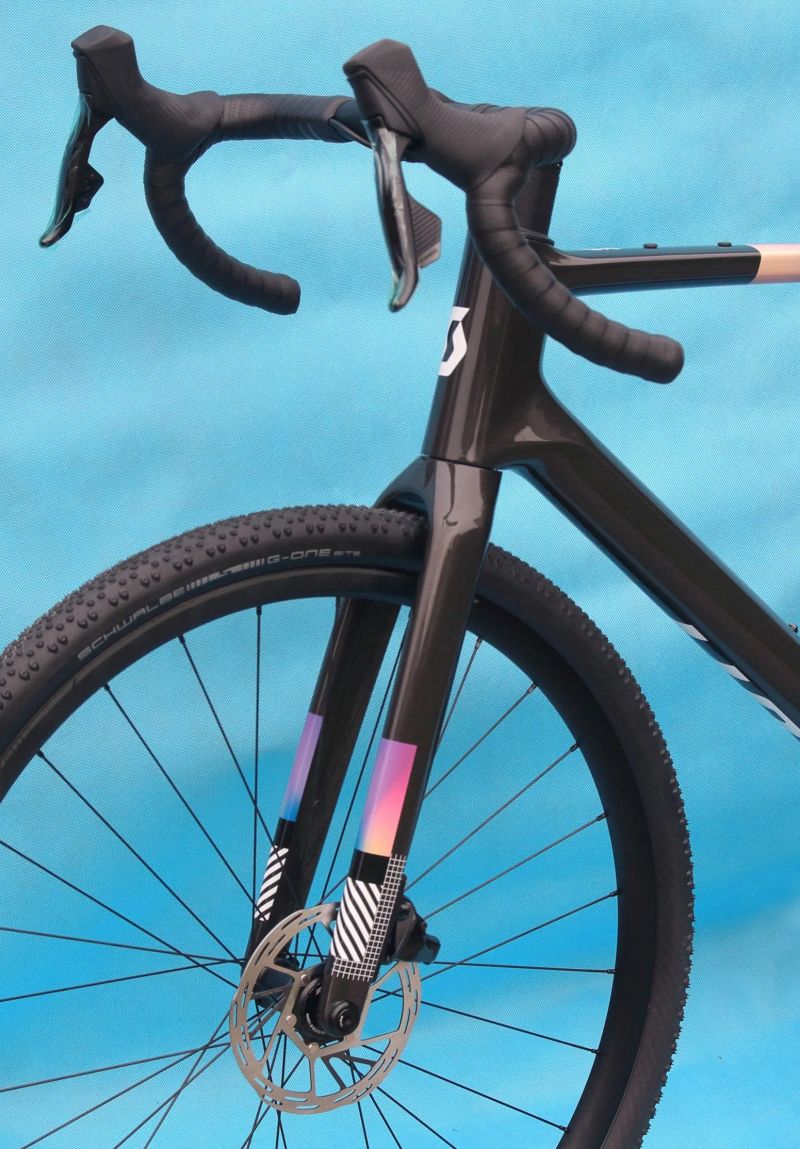 SCOTT Addict Gravel 30 AXS 2025 - atraktivní gravel na Sram Rival AXS – NOVÝ