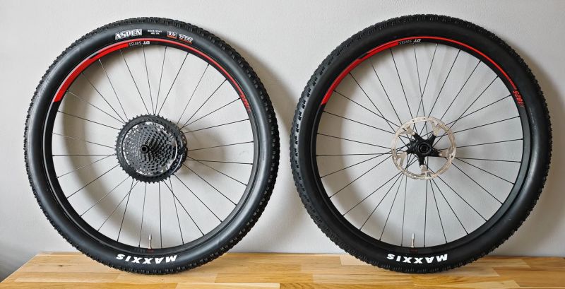 komplet kol: DT Swiss X 1825 Spline BOOST, Maxxis 