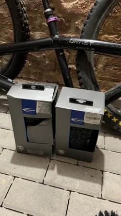 MTB / Dirt díly – Dartmoor rám, RockShox vidlice, Maxxis kola – komplet