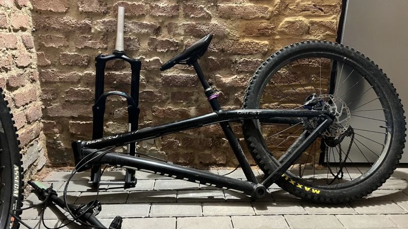 MTB / Dirt díly – Dartmoor rám, RockShox vidlice, Maxxis kola – komplet