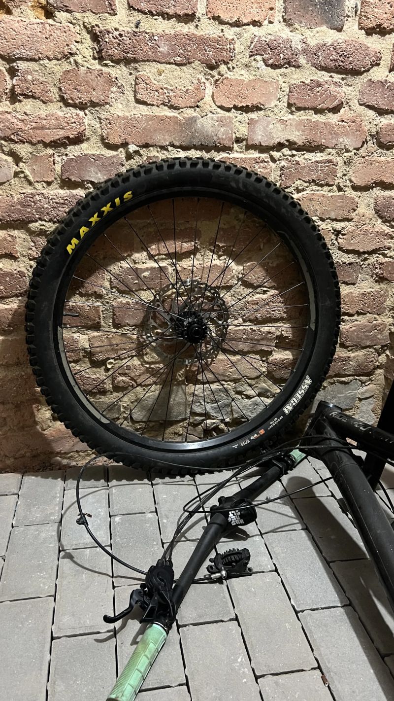 MTB / Dirt díly – Dartmoor rám, RockShox vidlice, Maxxis kola – komplet