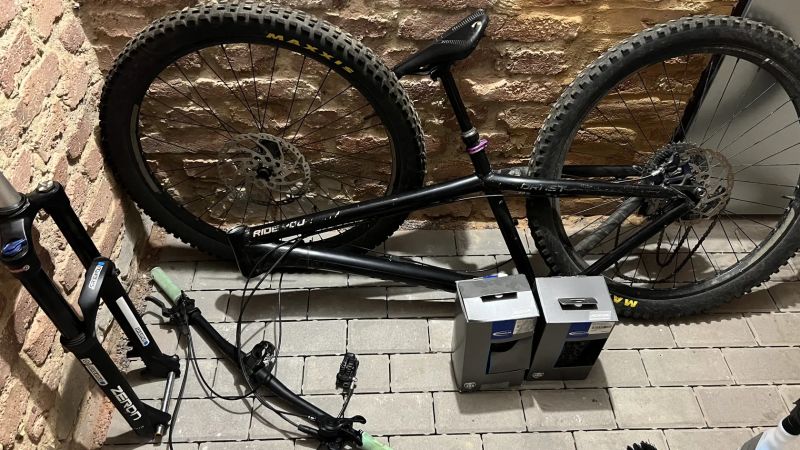 MTB / Dirt díly – Dartmoor rám, RockShox vidlice, Maxxis kola – komplet
