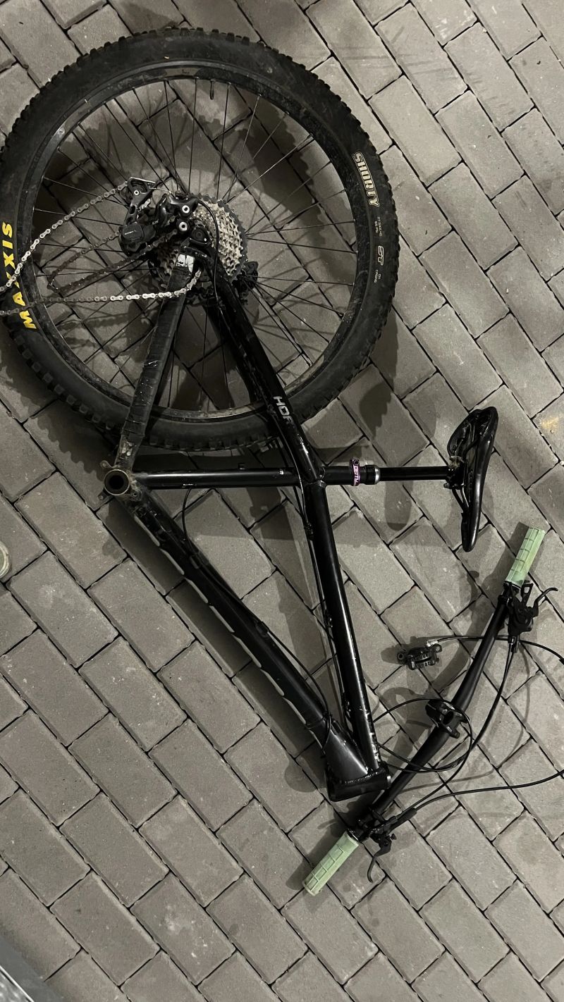 MTB / Dirt díly – Dartmoor rám, RockShox vidlice, Maxxis kola – komplet