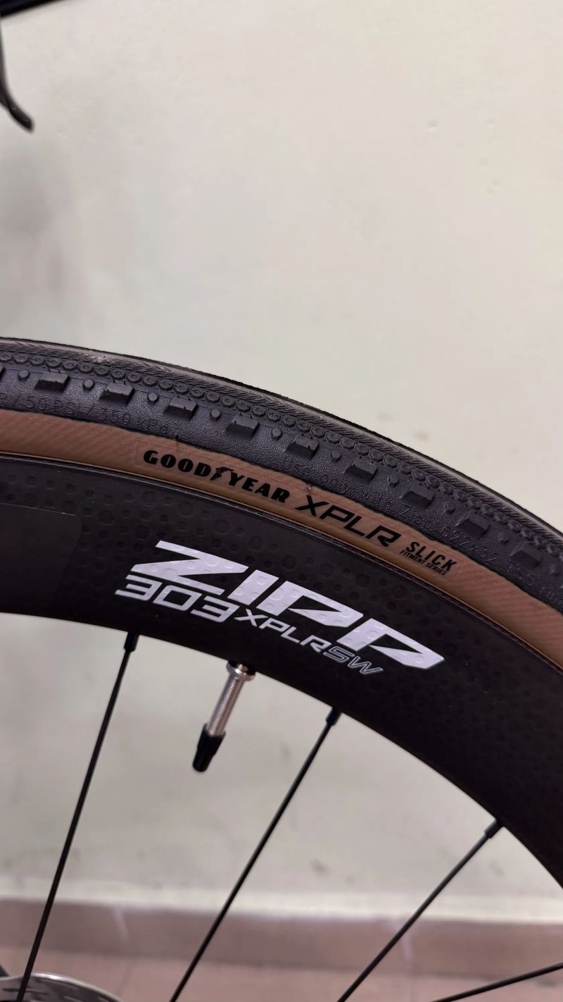 Zipp 303 XPLR SW; 100x12 WHF; 142x12 WHR; 32 IWR; 54 HRI; Centerlock; MAT carbon