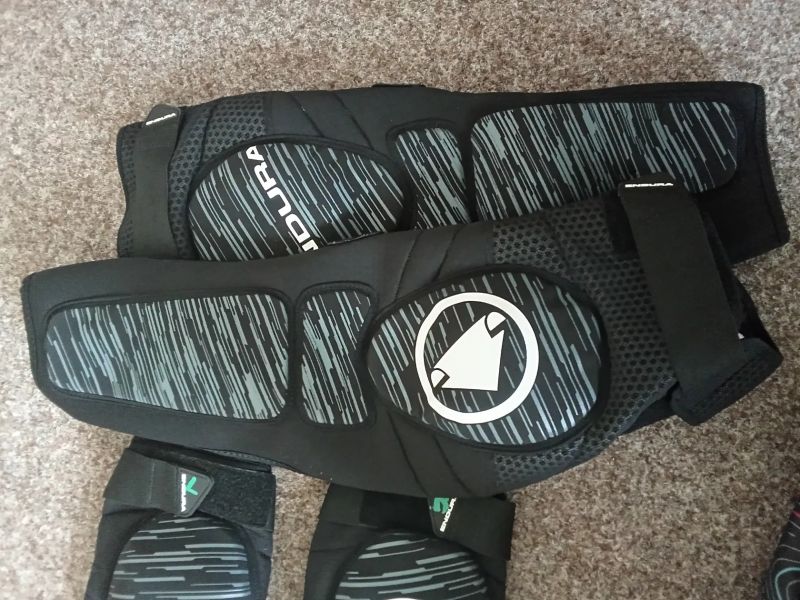 Endura singletrack ll, lokty a koleno/holeně 