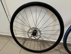 Silniční kola shimano, hliník, najeto max 300 km, s kotoučema, na 11/12 kazetu, ořech HG