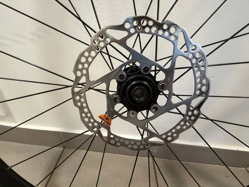 Silniční kola shimano, hliník, najeto max 300 km, s kotoučema, na 11/12 kazetu, ořech HG