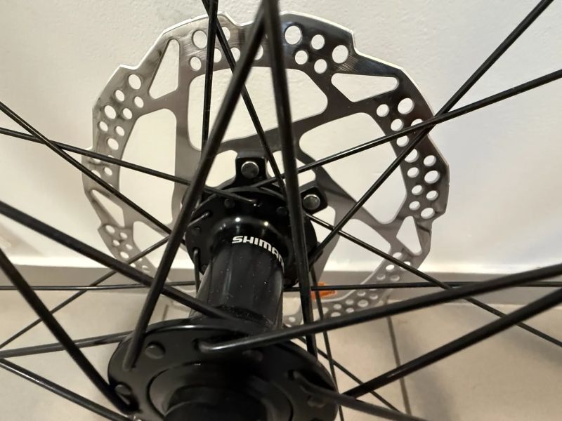 Silniční kola shimano, hliník, najeto max 300 km, s kotoučema, na 11/12 kazetu, ořech HG