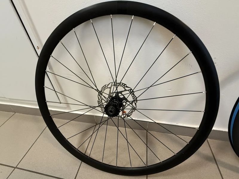 Silniční kola shimano, hliník, najeto max 300 km, s kotoučema, na 11/12 kazetu, ořech HG