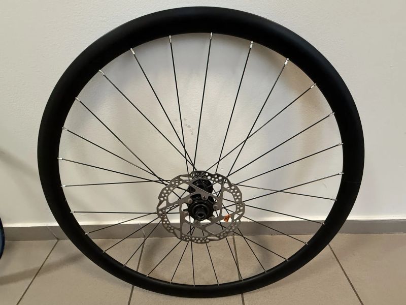 Silniční kola shimano, hliník, najeto max 300 km, s kotoučema, na 11/12 kazetu, ořech HG