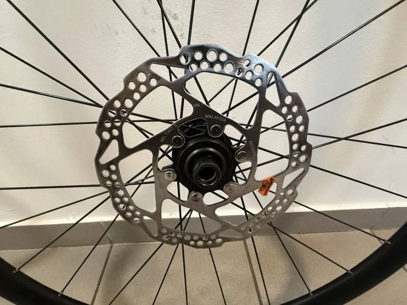 Silniční kola shimano, hliník, najeto max 300 km, s kotoučema, na 11/12 kazetu, ořech HG