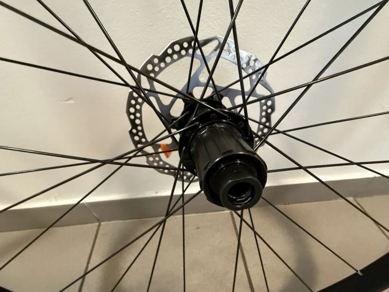 Silniční kola shimano, hliník, najeto max 300 km, s kotoučema, na 11/12 kazetu, ořech HG