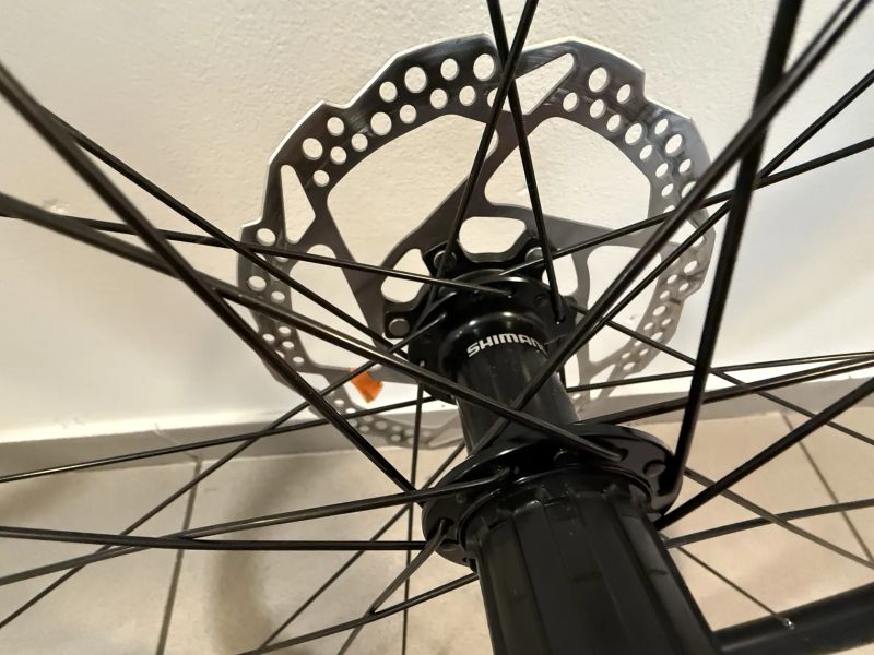 Silniční kola shimano, hliník, najeto max 300 km, s kotoučema, na 11/12 kazetu, ořech HG