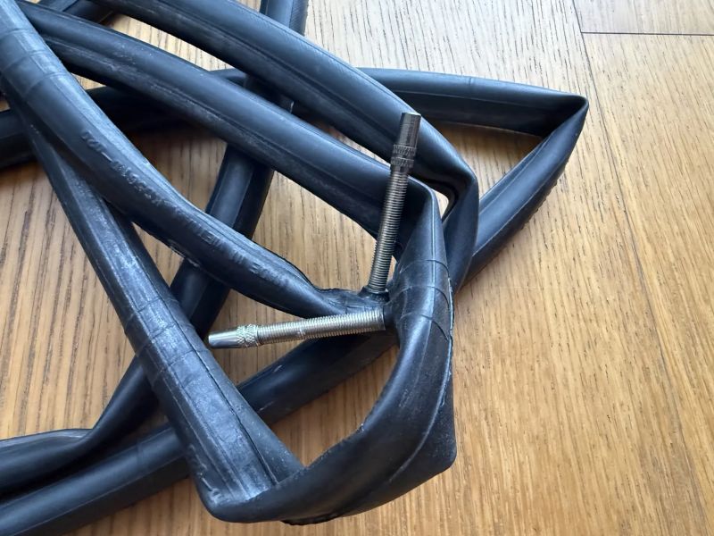 Silniční kola shimano, hliník, najeto max 300 km, s kotoučema, na 11/12 kazetu, ořech HG