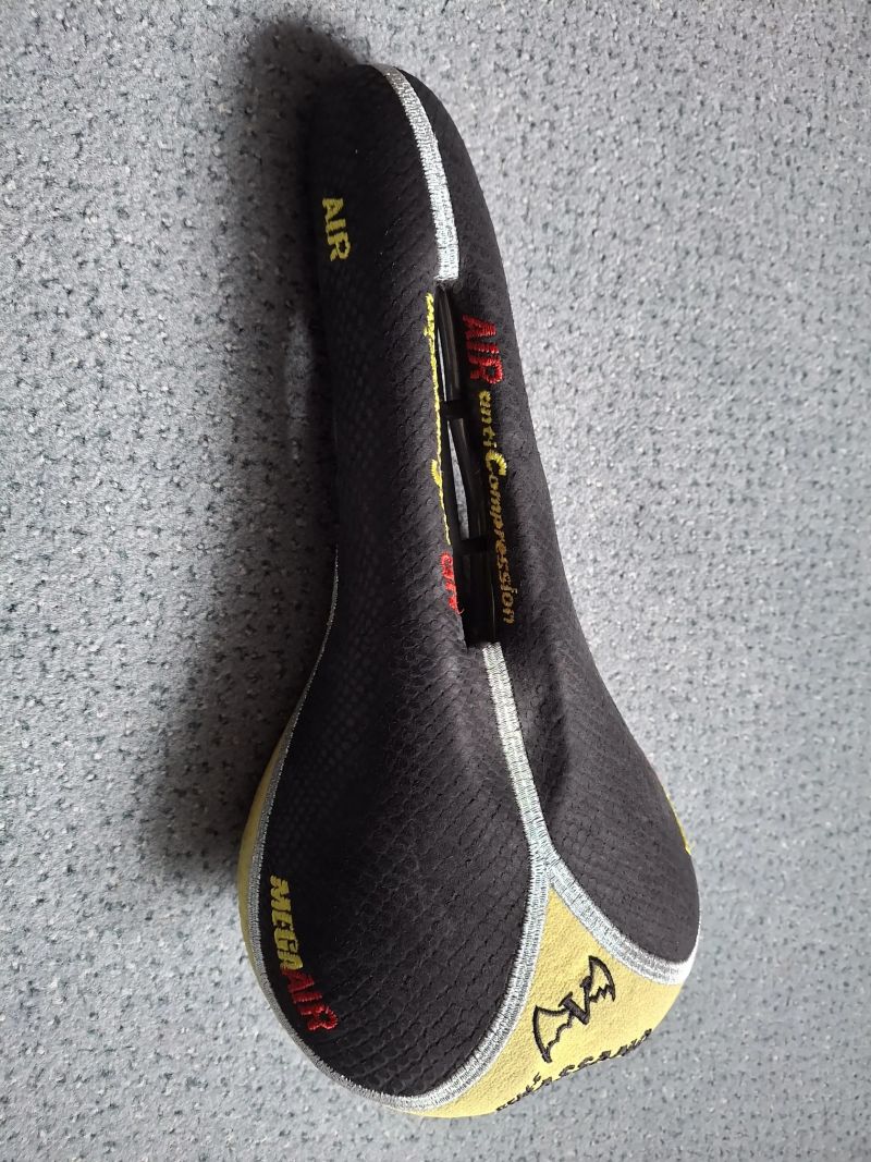 Sedlo Selle Basano Vuelta Mega Air anti compression