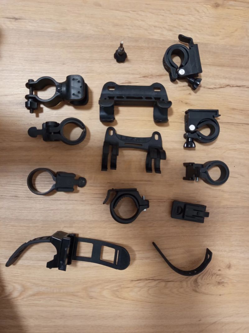 Různé držáky světel a pumpiček