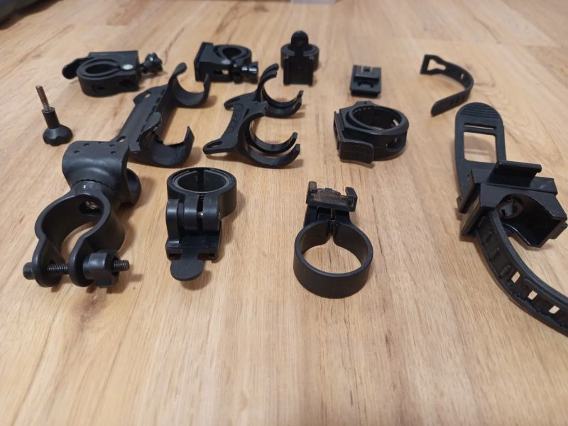 Různé držáky světel a pumpiček