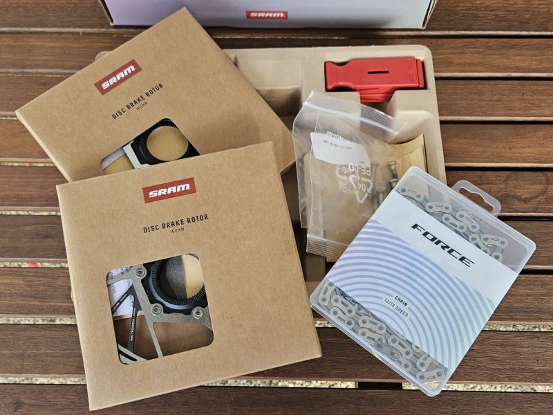 SRAM Force E1 eTap AXS – sada komponentů s elektronickým řazením a hydraulickými brzdami